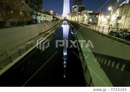 ライトアップされて川面に映るスカイツリー 7233103