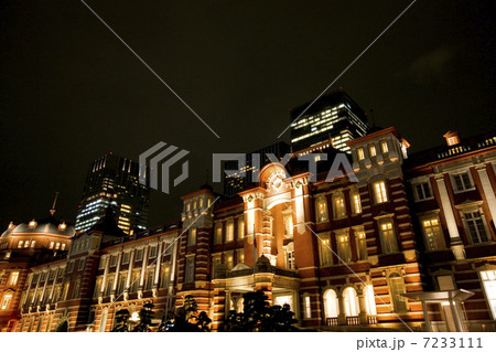 東京駅とビル群の夜景 7233111