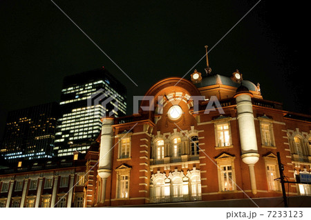 東京駅とビル群の夜景 7233123