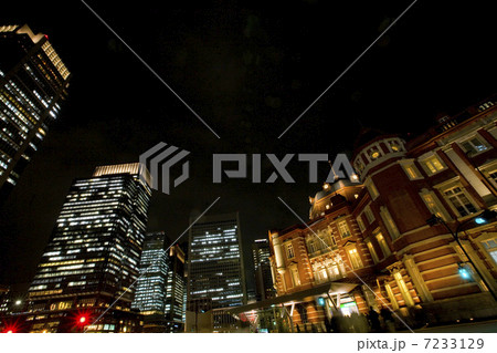 東京駅とビル群の夜景 7233129
