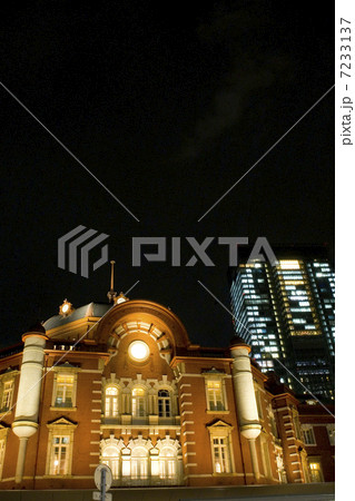 東京駅とビル群の夜景 7233137