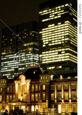 東京駅とビル群の夜景 東京駅とビル群の夜景 7233141
