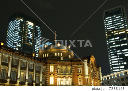 東京駅とビル群の夜景 7233143