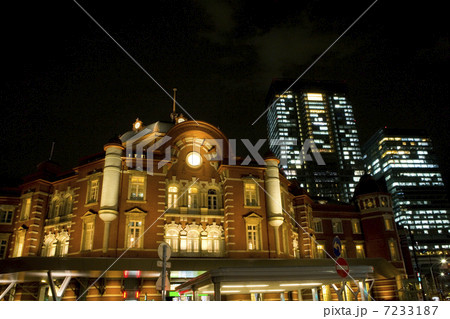 東京駅とビル群の夜景 7233187
