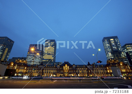 東京駅とビル群の夜景 7233188
