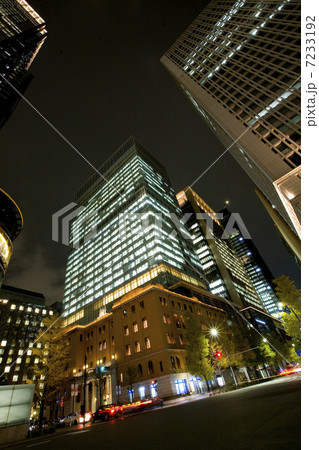 丸の内周辺のビル群の夜景 7233192