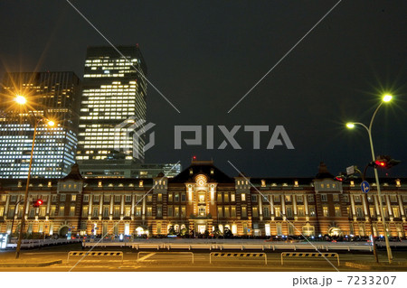 東京駅とビル群の夜景 7233207