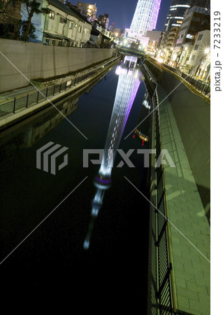 ライトアップされて川面に映るスカイツリー 7233219