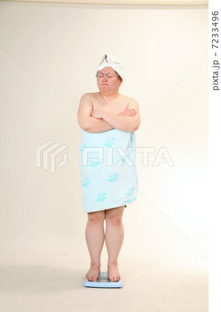 体重を計る女性 7233496