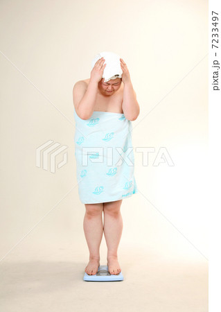 体重を計る女性 7233497