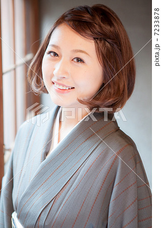 着物を着た若い笑顔の女性 7233878