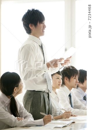 プレゼンをするビジネスマン 7234468