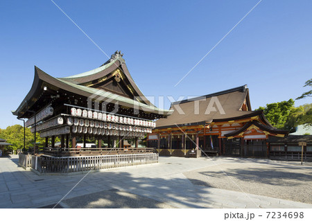 八坂神社の舞殿と本殿 7234698