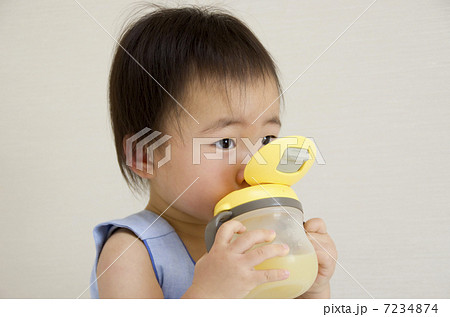 マグマグで飲み物を飲む乳幼児 7234874