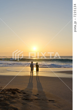 ハワイ モロカイ島 パポハクビーチ 夕日を眺める2人 ハワイ モロカイ島 パポハクビーチ 夕日を眺める2人 7235134