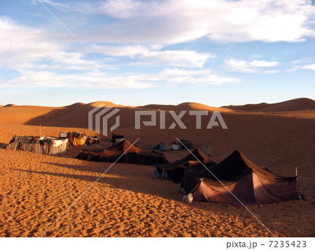 モロッコのサハラ砂漠とラクダ(メルズーガ) モロッコのサハラ砂漠とラクダ(メルズーガ) 7235423