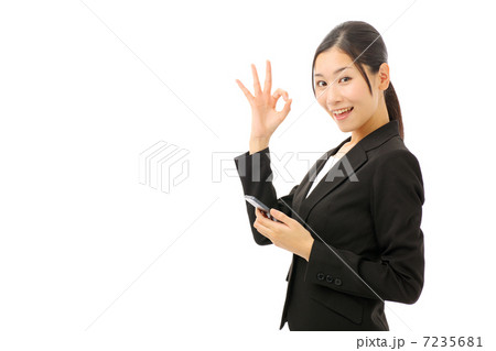 スマートフォンを持つビジネスウーマン 7235681