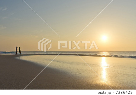 ハワイ モロカイ島 パポハクビーチ 夕日を眺める2人 ハワイ モロカイ島 パポハクビーチ 夕日を眺める2人 7236425