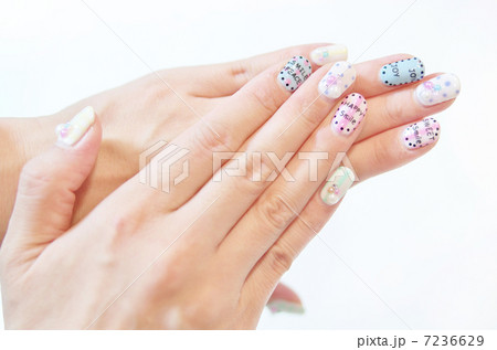 ネイルアートの手 ネイルアートの手 7236629