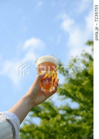 生ビールを持つ男性 7236703