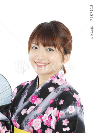 浴衣の若い女性（顔アップ） 7237112