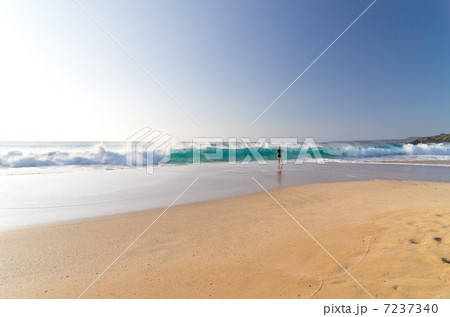 ハワイ モロカイ島 パポハクビーチ 波を眺める人 遠景 ハワイ モロカイ島 パポハクビーチ 波を眺める人 遠景 7237340