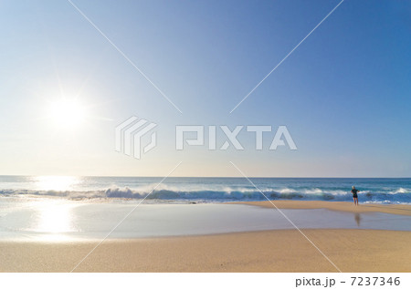 ハワイ モロカイ島 パポハクビーチ 波を眺める人 遠景 ハワイ モロカイ島 パポハクビーチ 波を眺める人 遠景 7237346