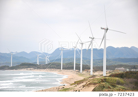 島根県浅利海岸　風力発電  7237423