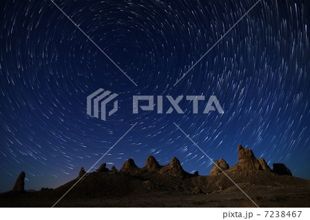 星の軌跡とピナクルズ-Trona Pinnacles under Star Trails- 7238467