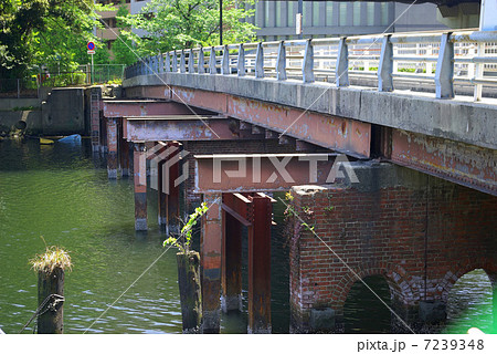 横浜市神奈川区の子安運河に架かるレンガ橋脚の新浦島橋 7239348