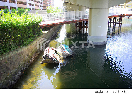 横浜市神奈川区の入江川第2派川(子安運河)の風景 横浜市神奈川区の入江川第2派川(子安運河)の風景 7239369