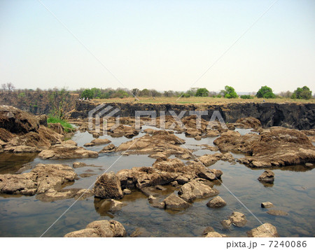 世界三大瀑布・ビクトリアの滝(乾期に滝の断崖上を歩く) 世界三大瀑布・ビクトリアの滝(乾期に滝の断崖上を歩く) 7240086