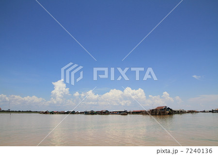 トンレサップ湖の水上集落 トンレサップ湖の水上集落 7240136