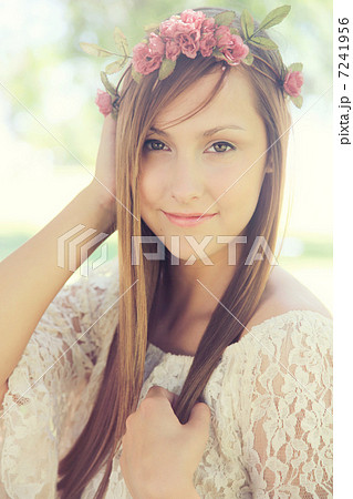 花冠のかわいい外国人女性ポートレートの写真素材 7241956 Pixta