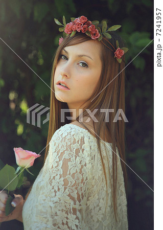 花冠のかわいい外国人女性ポートレートの写真素材