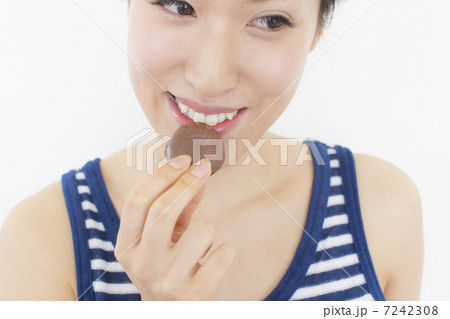 チョコレートを食べる女性 7242308
