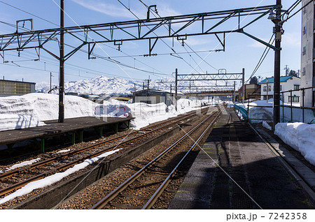 小出駅の線路と雪景色　新潟県魚沼市 7242358