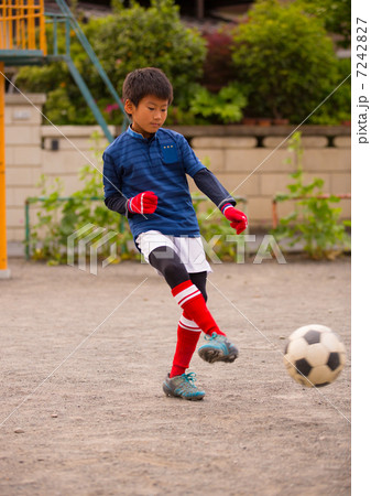 公園でサッカー 7242827