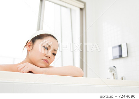 お風呂で悩む女性 7244090