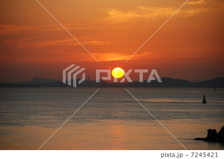 島に沈む夕日 7245421