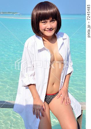 ビキニの若い女性　モルジブ 7245485