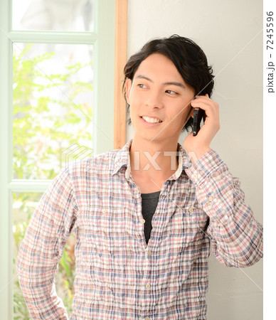 電話する男性 電話する男性 7245596