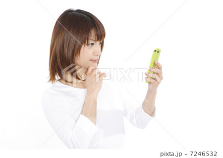 スマホと若い女性 7246532
