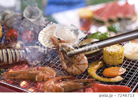 シーフードをバーベキューコンロで焼く 7246713
