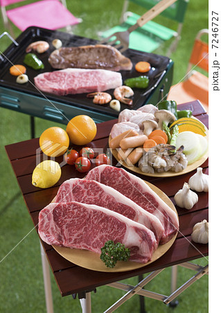 ステーキをバーベキューコンロで焼く 7246727