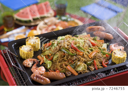 焼きそばをバーベキューコンロで焼く 7246755