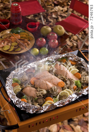 鮭のホイル焼きをバーベキューコンロで焼く 7246763