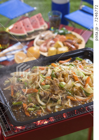 肉野菜炒めをバーベキューコンロで焼く 7246772