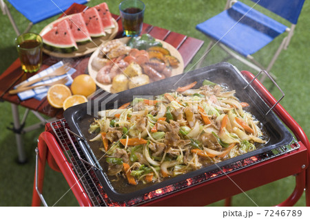 肉野菜炒めをバーベキューコンロで焼く 肉野菜炒めをバーベキューコンロで焼く 7246789