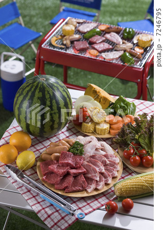 バーベキューの食材とテーブル 7246795
